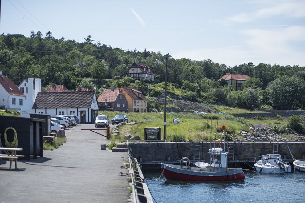 Caf�g�ster opdagede br�ndende skraldespand