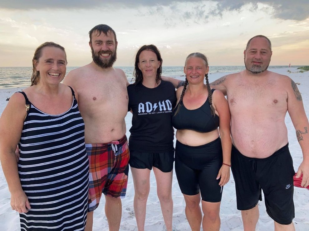 Brians heppekor har en fest: Vennerne fra Jylland er taget med til Bornholm for at give moralsk opbakning