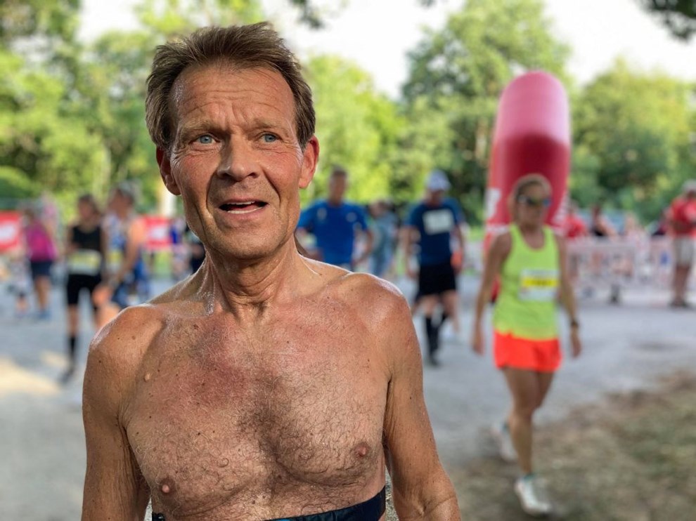 Hver fordel tller: John tog skovetapen i bar mave