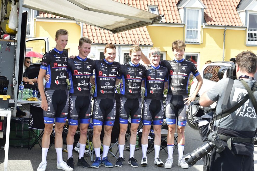 Bakketrje glippede efter benhrd duel