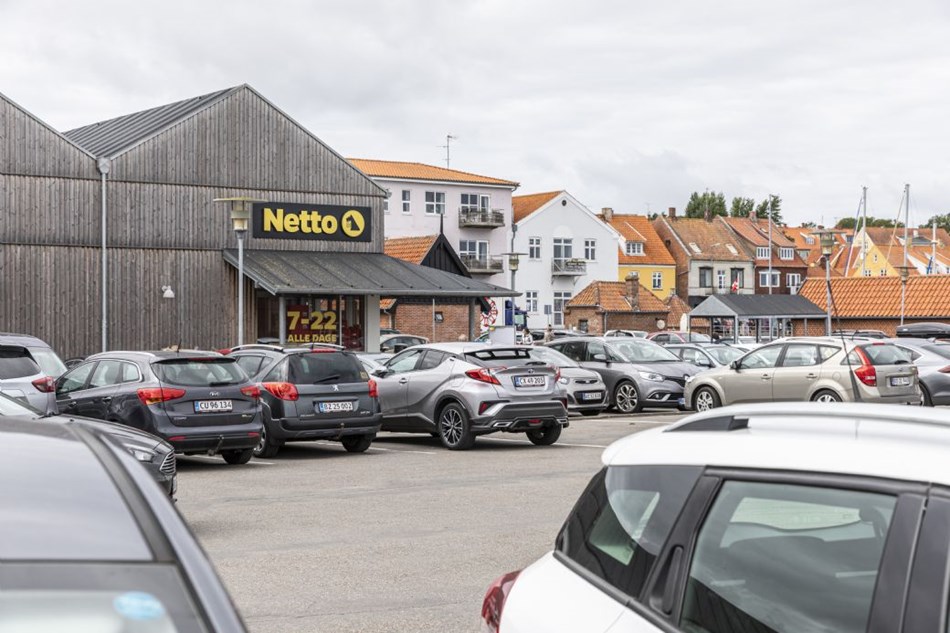 Supermarkeder holder fast i afstandsstriber i gulvene