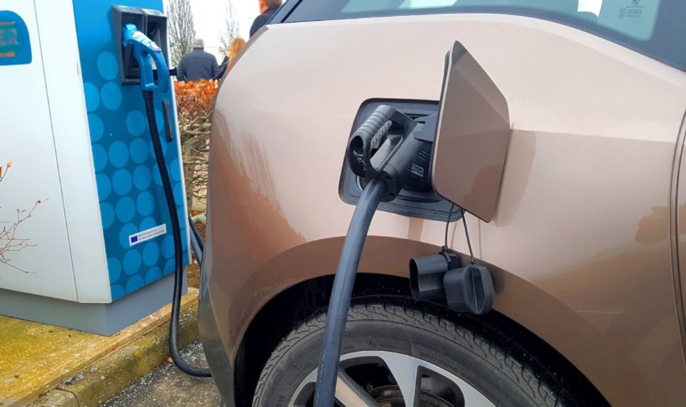 P grund af investeringer i vrktj til elbiler er Autohuset Bornholms overskud i 2020 faldet: Salget af elbiler er steget