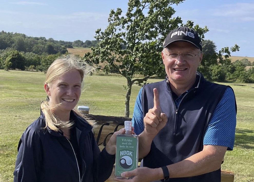 Turist fra Helsingr lavede hole-in-one i R