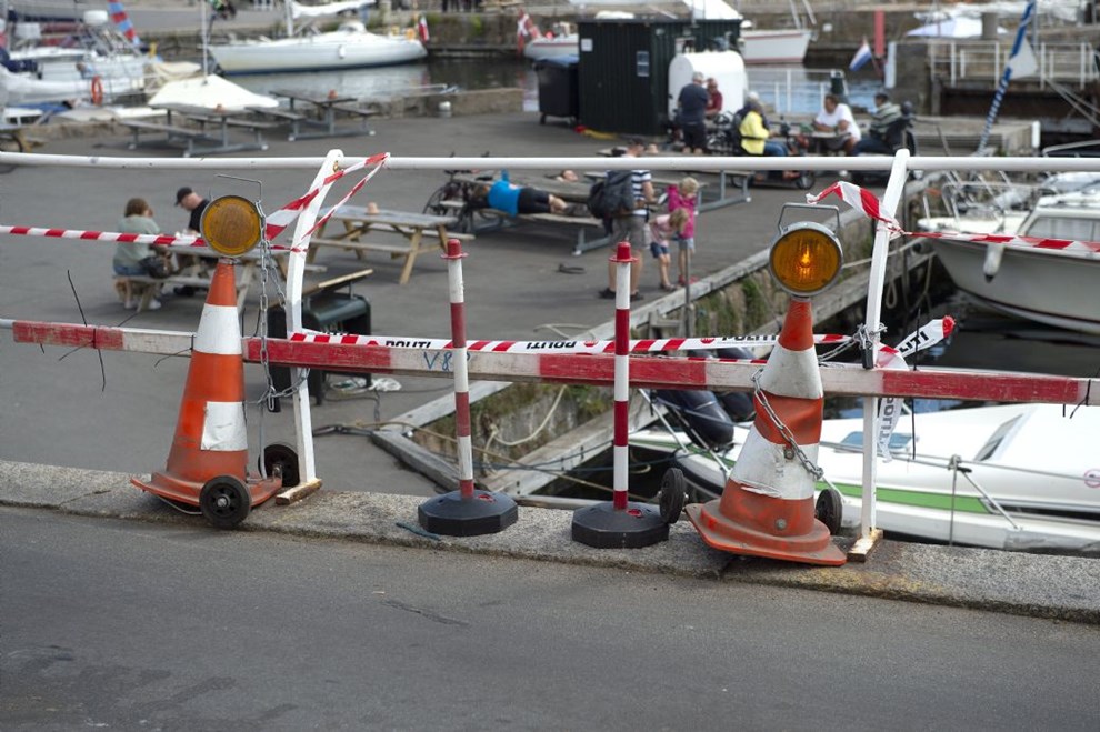 Kvinden, der faldt ned, eftersprger billeder af folk p rkvrk