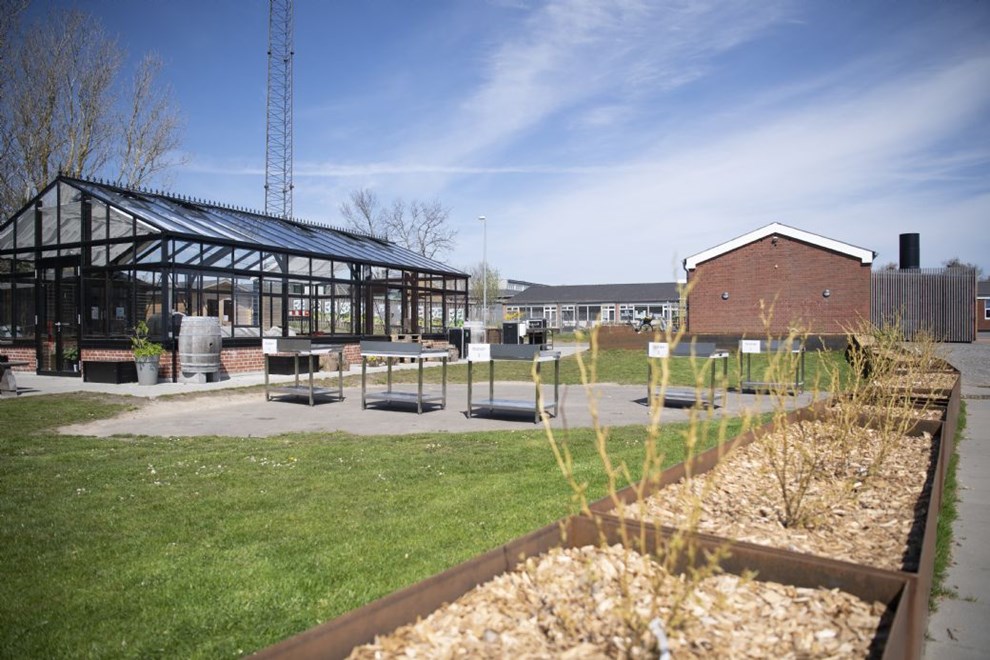 Ikke flere klasselokaler: B�rnene str�mmer til denne skole
