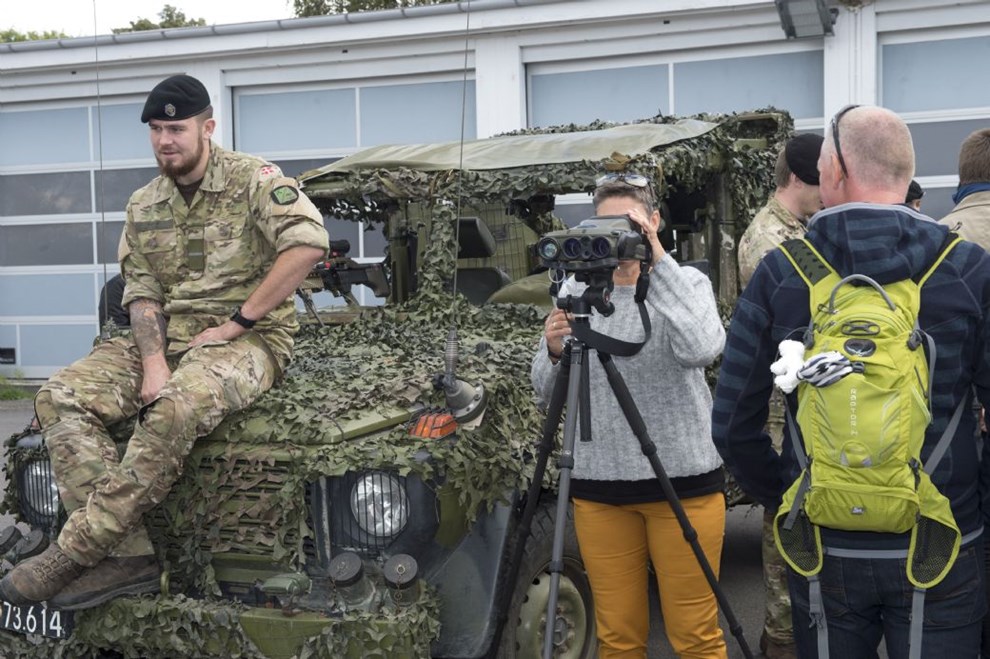 I morgen kan du få en tur i et af forsvarets køretøjer og en snak med soldaterne I morgen kan du få en tur i et af forsvarets køretøjer og en snak med soldaterne
