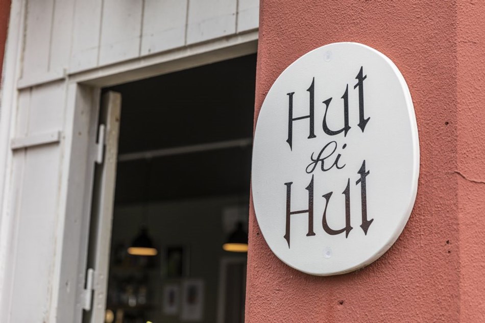 V�rtshus inviterer politikere om bag disken