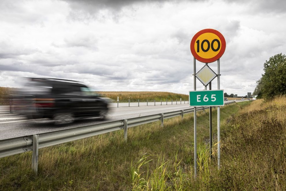 Svenske bilister p E65 er ogs bekymrede: 'Jeg tror, det er en galning eller ogs drengestreger'