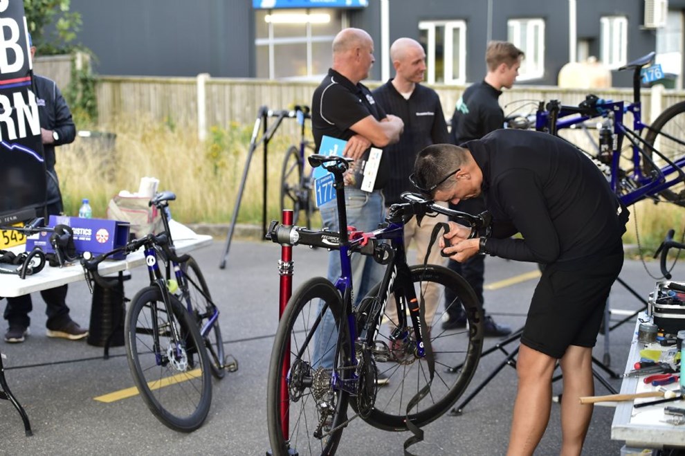 Dagen fr frste etape: Mekanikere opdager farlig defekt