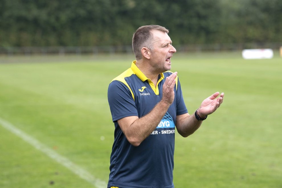 NB-trner: 'Vi gik fra at spille pigefodbold til at spille herreseniorfodbold'