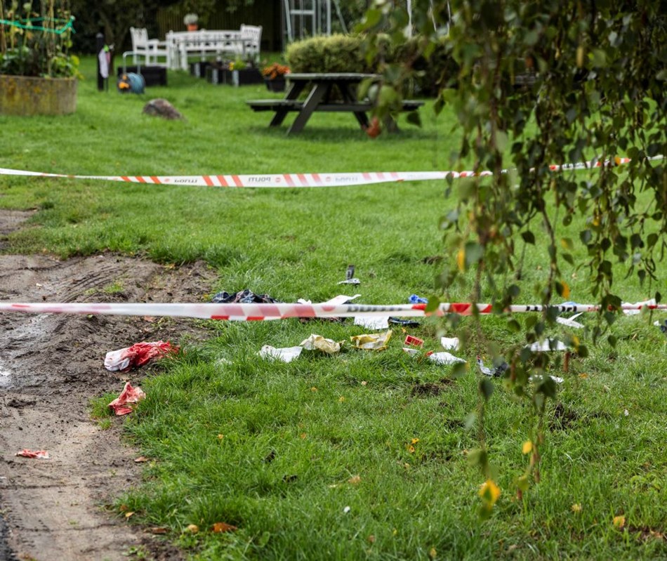 Tidende ved gerningsstedet: Blodr�dt stof fra knivoverfaldet