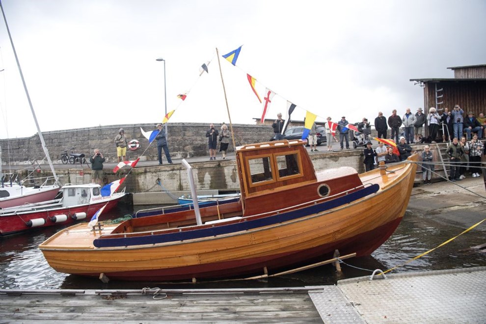 Nu har Mik Voss' nybyggede træbåd endelig fået vand under kølen – og et navn Nu har Mik Voss' nybyggede træbåd endelig fået vand under kølen – og et navn