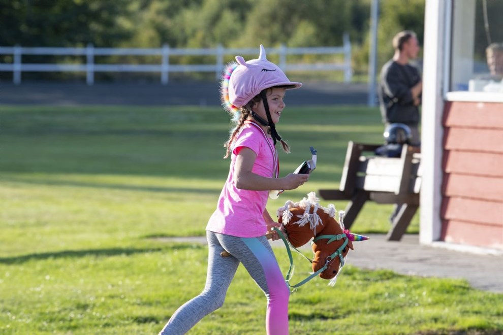 Aviskast, kphest og million p hjkant: Se billederne fra Tidendes travdag