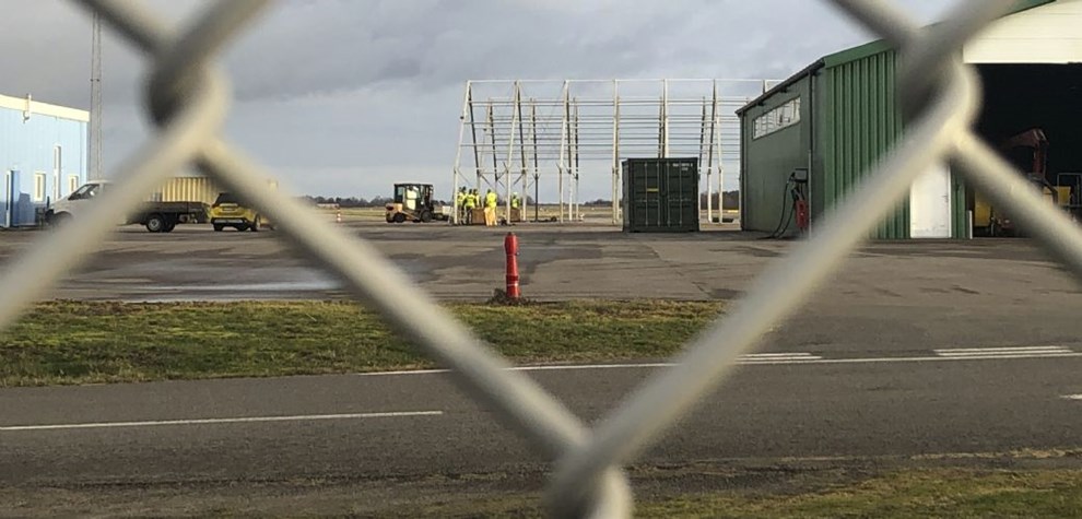 Hangartelte til kampfly bliver opstillet i lufthavnen Hangartelte til kampfly bliver opstillet i lufthavnen