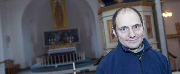 En 'sort pr�st' forklarer sig