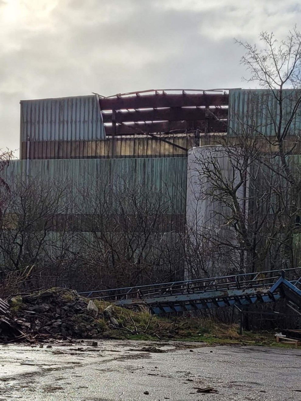 Se billeder: Plader blste af bygninger og vltede trer 