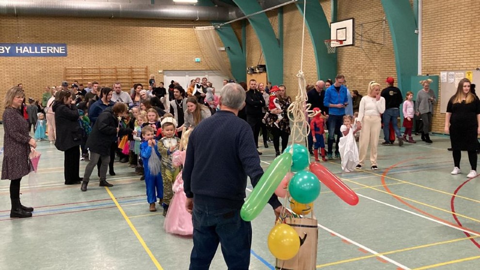 Fastelavn fyldte idrætshal Fastelavn fyldte idrætshal