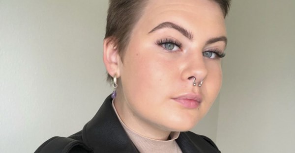 'Ude af trit med tiden', siger gymnasieelev om sorte pr�ster