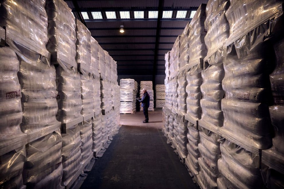 Stopper salg til Rusland og donerer 25.000 kroner til Rde Kors