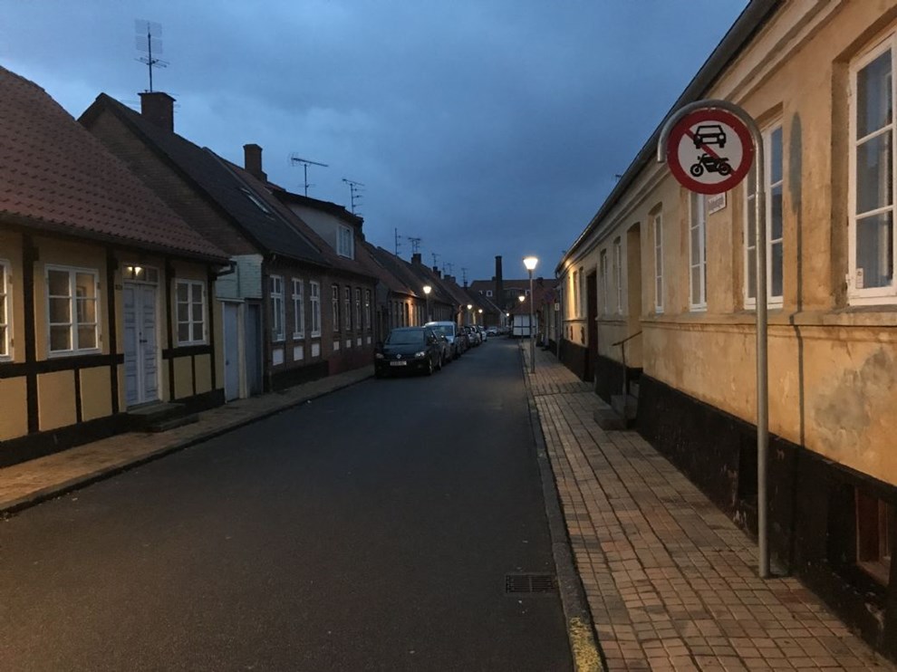 Beboerne har ønsket det længe: Nu er gade i Rønne ensrettet for bilister