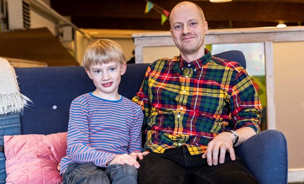 Jons b�rn g�r i skole hjemme: 'Jeg k�ber ikke kritikken'