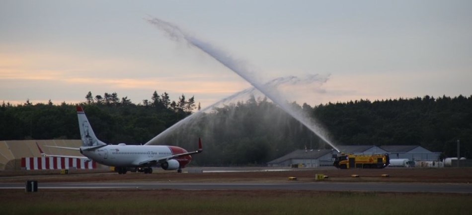 Se billederne: Fly modtaget af vandkanoner 