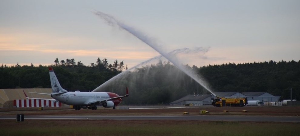Se billederne: Fly modtaget af vandkanoner 