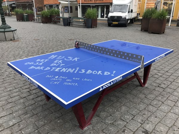 Nu st�r der et bordtennisbord midt p� torvet