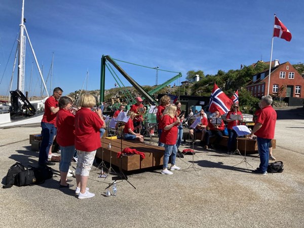 Masser af turister, musikanter og knallerter kom p� bes�g