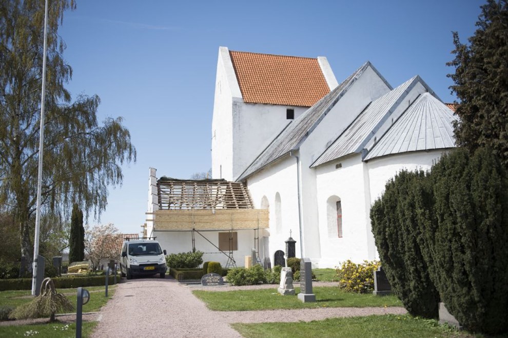 Kirke skal have renoveret tag for millionbeløb