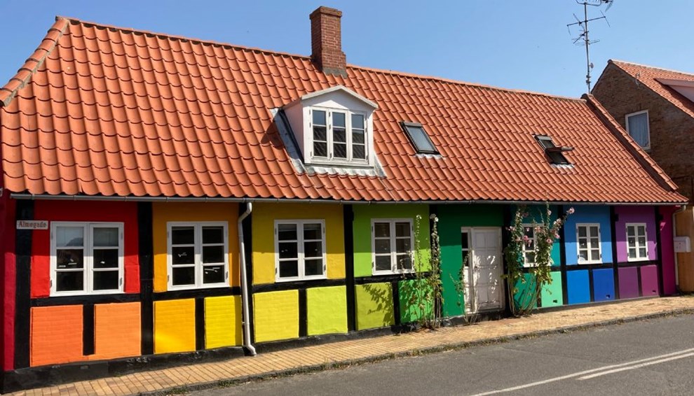 Regnbuehus deler vandene: 'Vi opfatter det faktisk som graffiti'