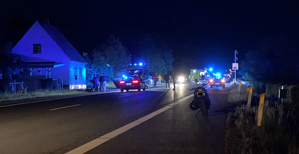 Voldsom trafikulykke i Aakirkeby: Fodgænger ramt af motorcykel Voldsom trafikulykke i Aakirkeby: Fodgænger ramt af motorcykel