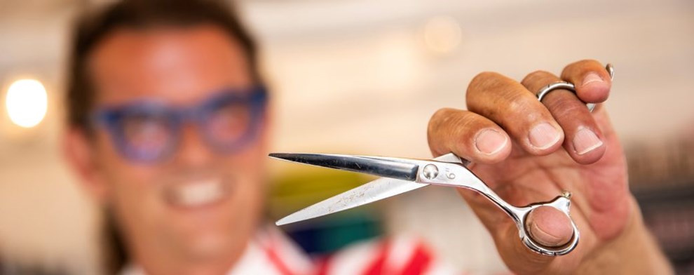 At vokse op p Bornholm som bsse var intet problem men for nylig blev Per NDT til at klippe en kunde for kort i nakken som straf