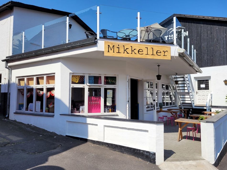 Kendt �lk�de serverer alkohol uden bevilling