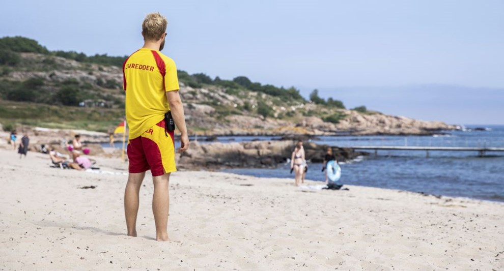 Livreddere stopper badegster p vej ud i farlige situationer