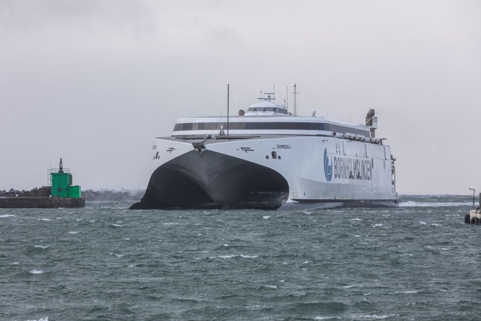 Express 1 sejler med halv fart i dag