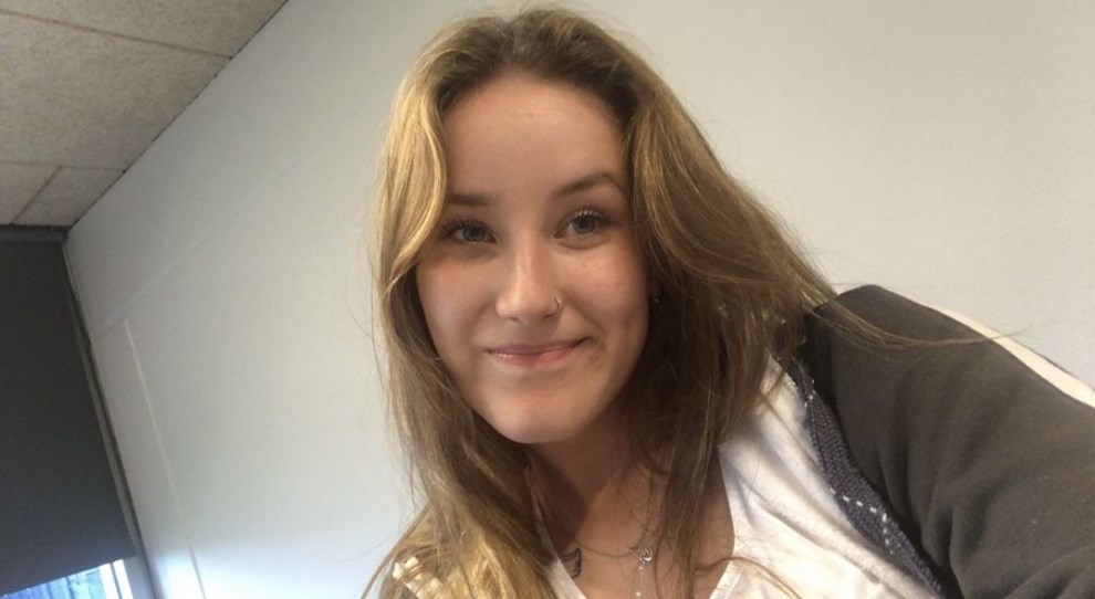 Lrke droppede ud af gymnasiet: Nu er hun en af landets mest talentfulde malere