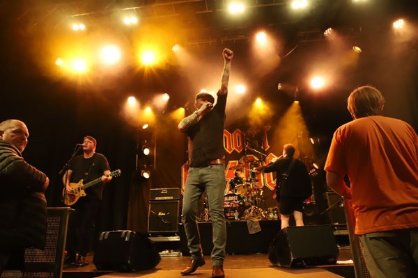 AC/DC spillede n�sten i Musikhuzet