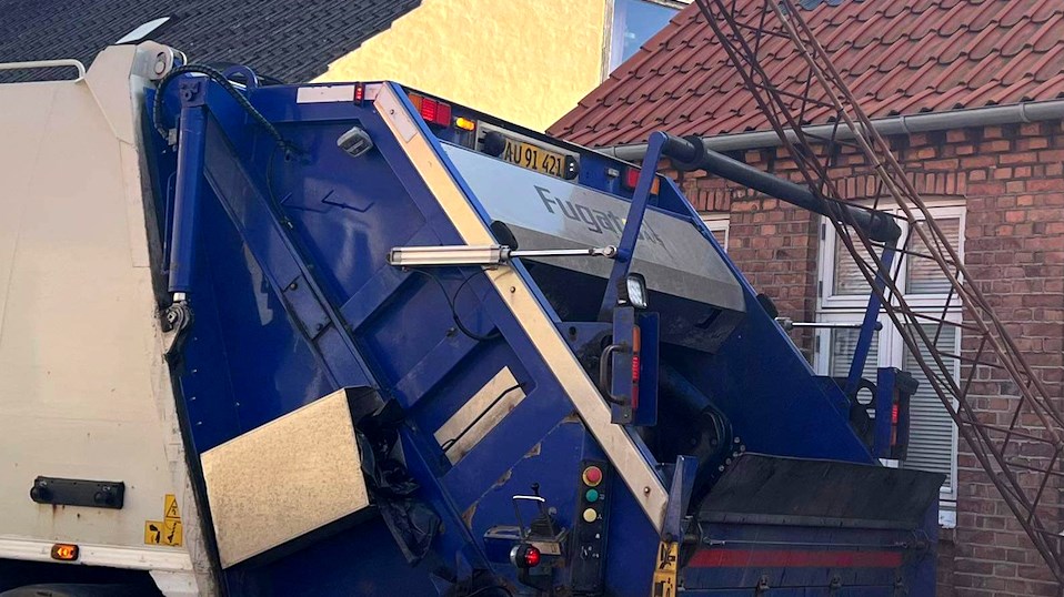 Skraldebil rammer lygtepæl Skraldebil rammer lygtepæl