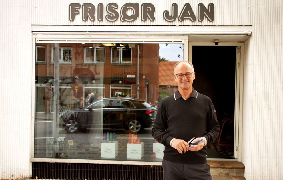 Sidste klip nrmer sig  Frisr Jan slger salonen