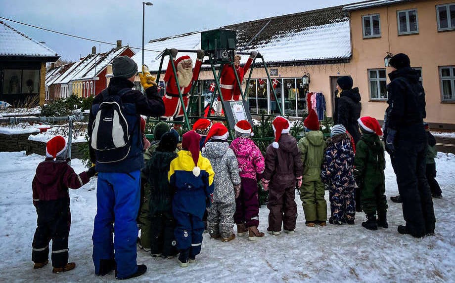 Hundredvis af brn valfarter til juleby