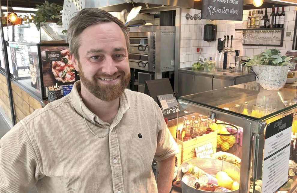 Den dag julekuglerne faldt til gulvet med et knald, vidste Gorm, den var gal