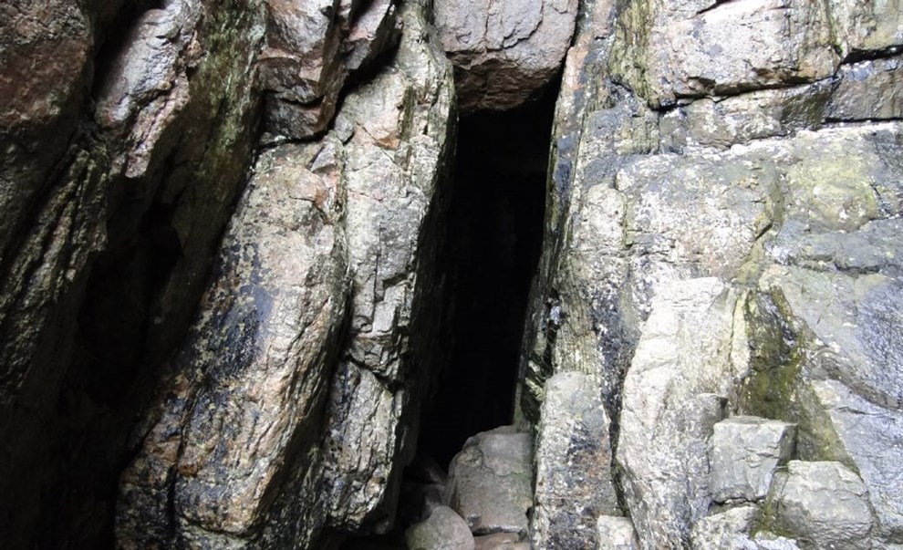 Kom med ind i de bornholmske grotter