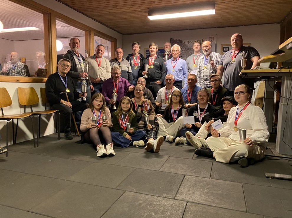 Præmieoverrækkelse i skytteforening Præmieoverrækkelse i skytteforening