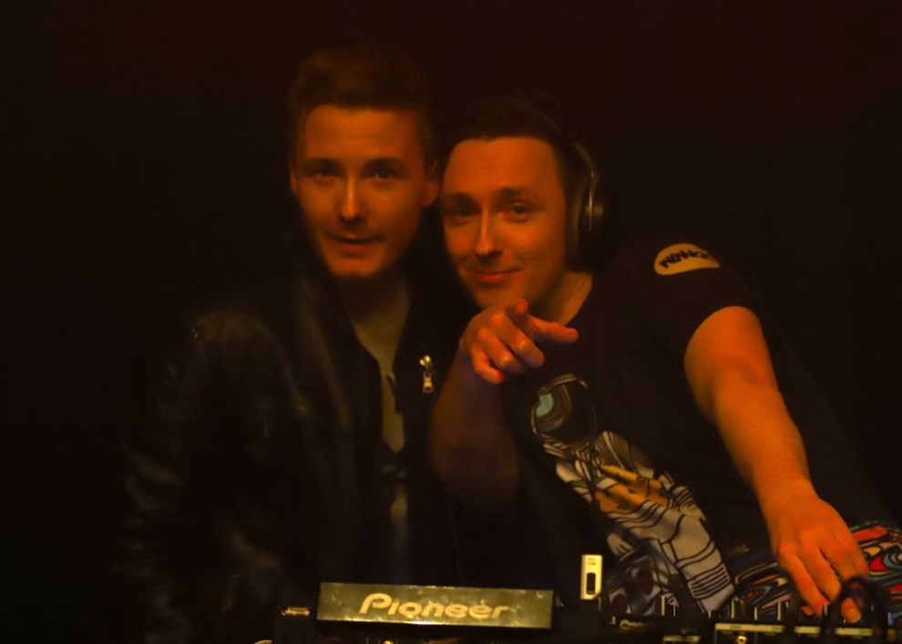 Fem bornholmske dj�s p� scenen