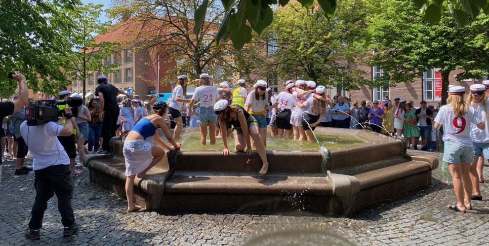 Springvandet blev indtaget, og festen er i gang