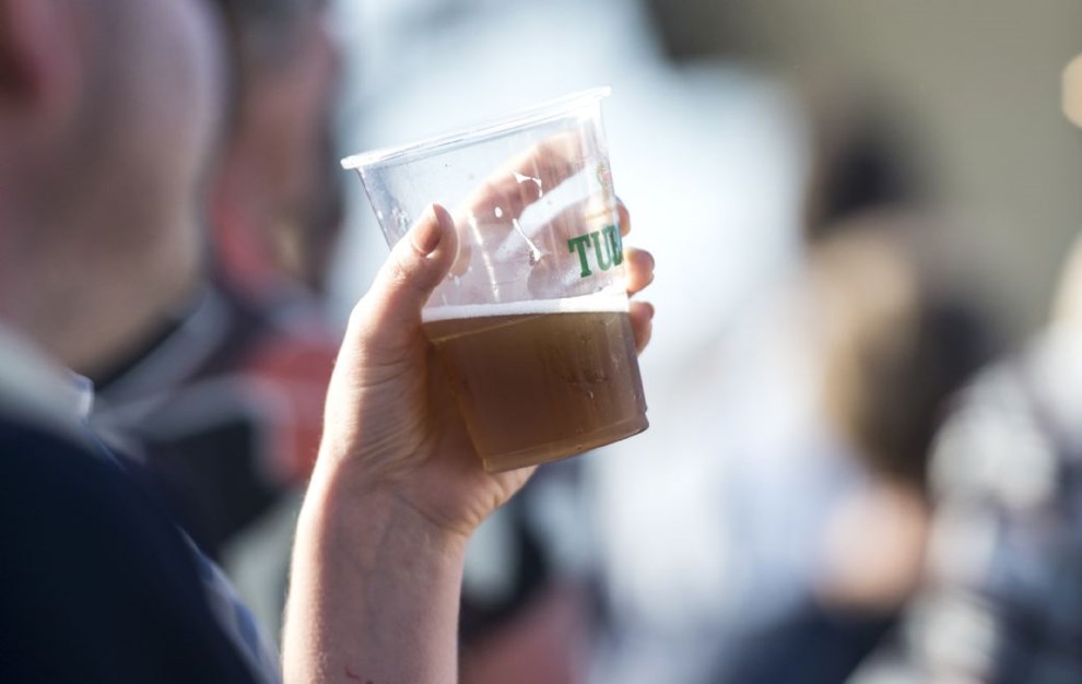 Varm luft serveret i engangskopper p Folkemdet