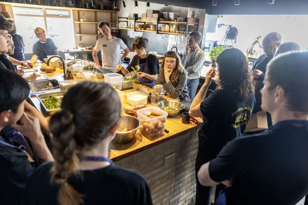 Stemningen er international bag kkkenbordet p Kadeau