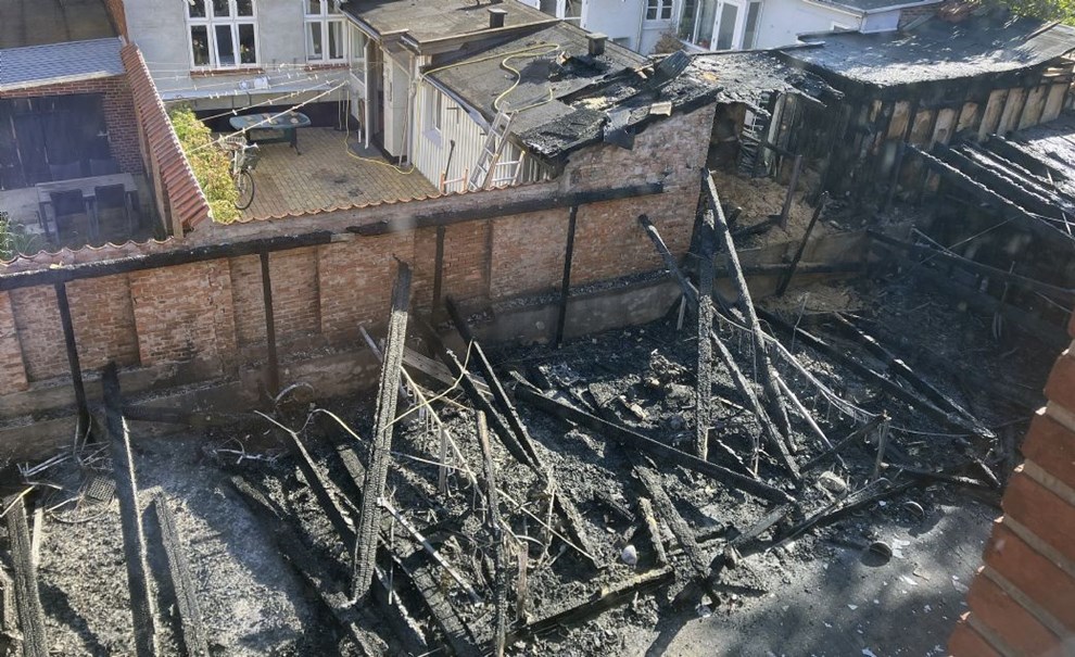 Troede at det var falsk alarm, men s hrte han trin p gangen