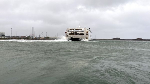 Express 5 sejler p� tre motorer fredag